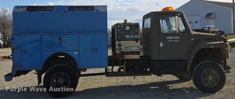 image for item EM7024 1981 International  1854 utility / service truck