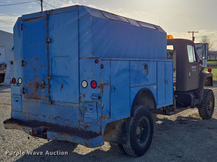 image for item EM7024 1981 International  1854 utility / service truck