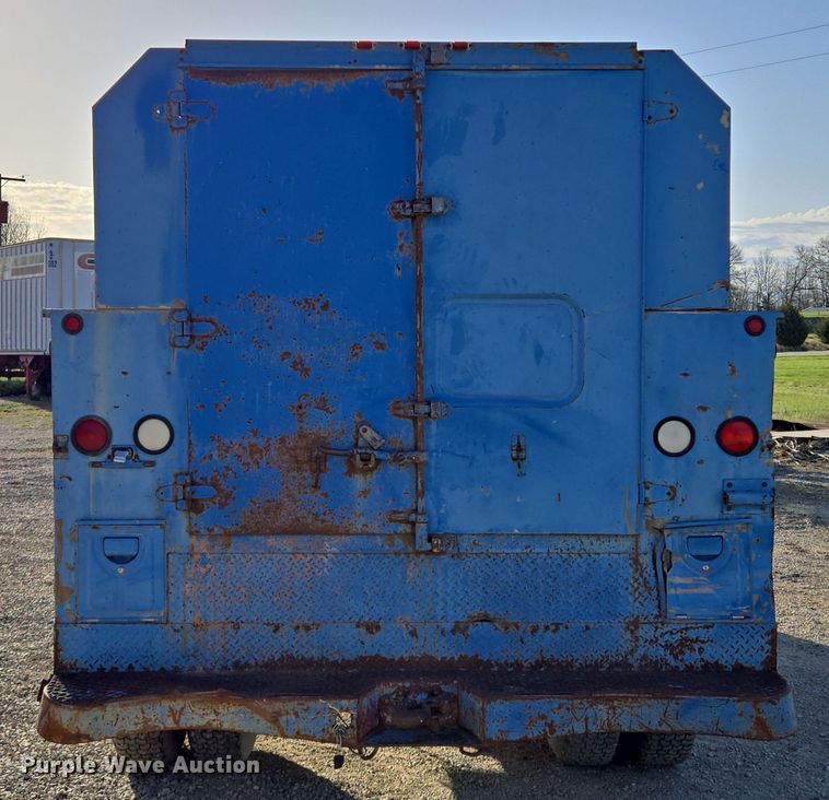 image for item EM7024 1981 International  1854 utility / service truck