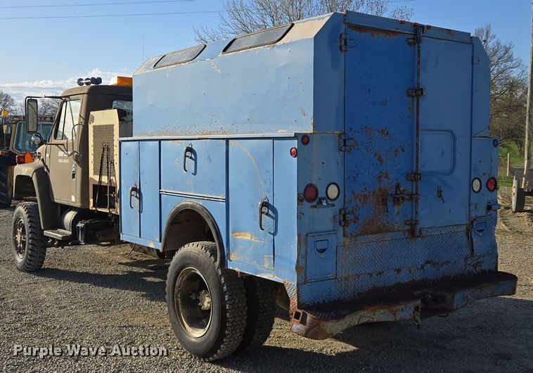 image for item EM7024 1981 International  1854 utility / service truck