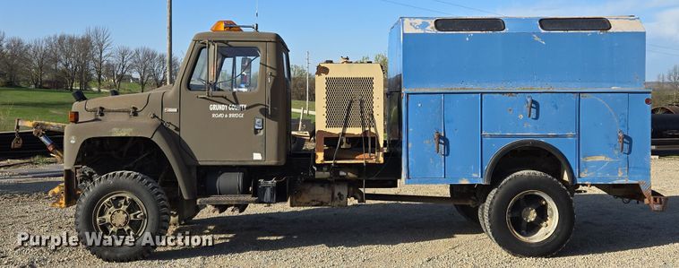 image for item EM7024 1981 International  1854 utility / service truck