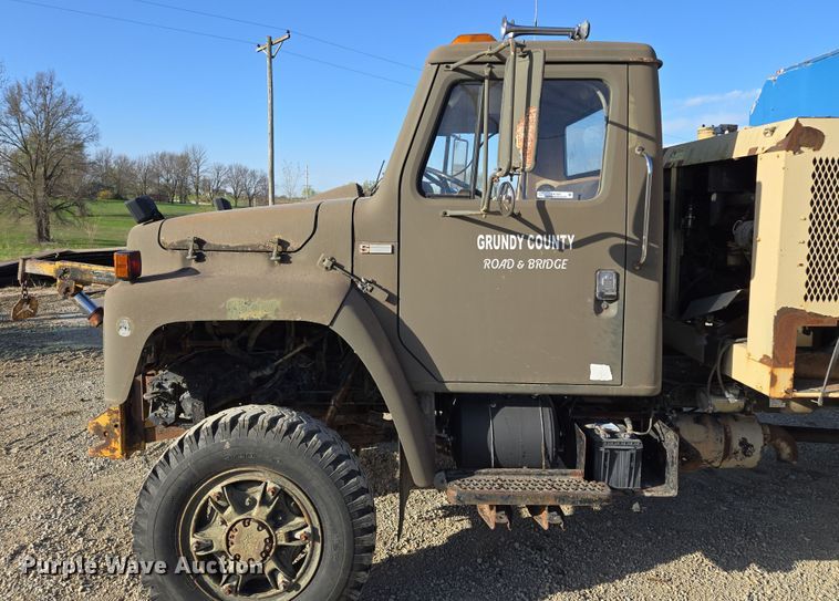 image for item EM7024 1981 International  1854 utility / service truck