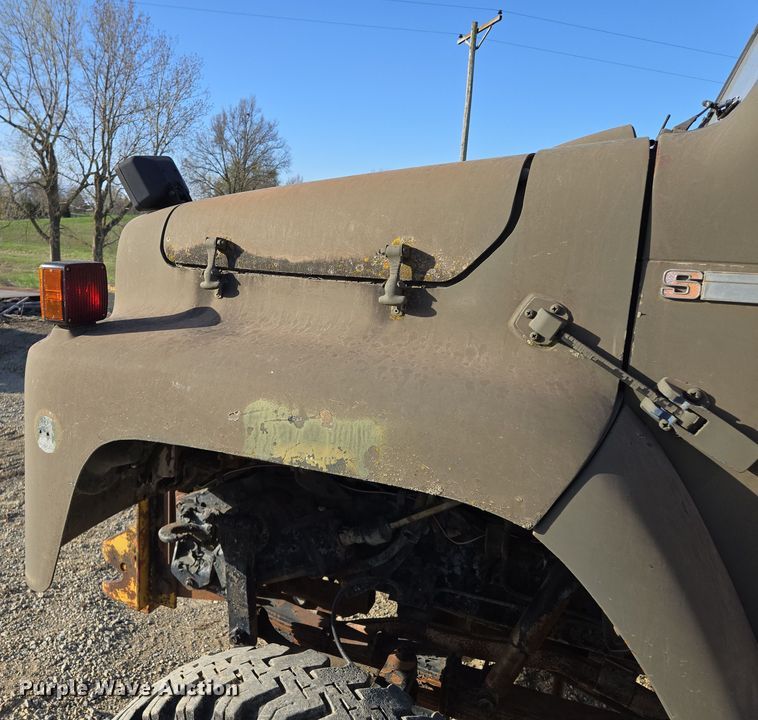 image for item EM7024 1981 International  1854 utility / service truck