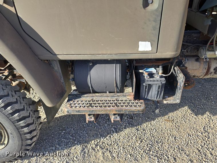 image for item EM7024 1981 International  1854 utility / service truck