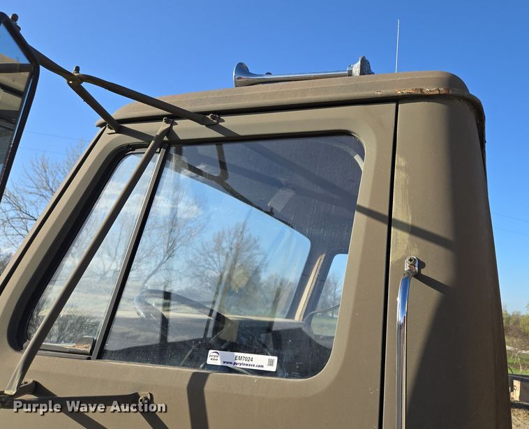 image for item EM7024 1981 International  1854 utility / service truck