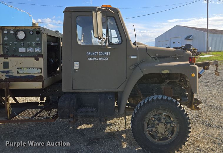 image for item EM7024 1981 International  1854 utility / service truck