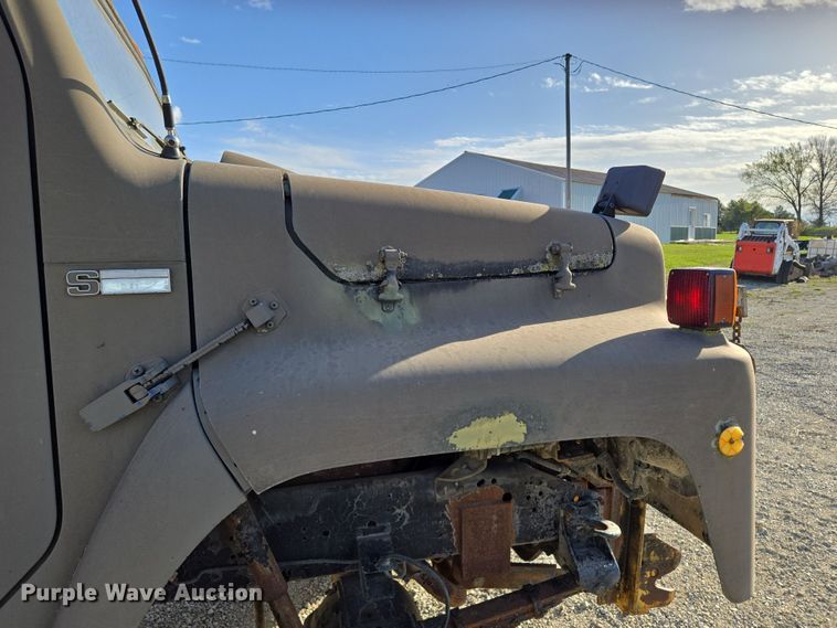 image for item EM7024 1981 International  1854 utility / service truck