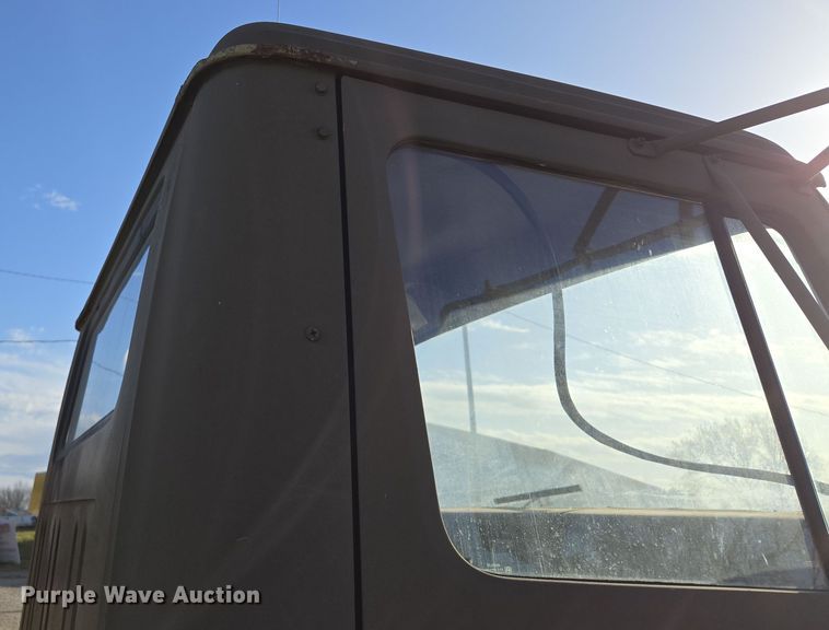 image for item EM7024 1981 International  1854 utility / service truck