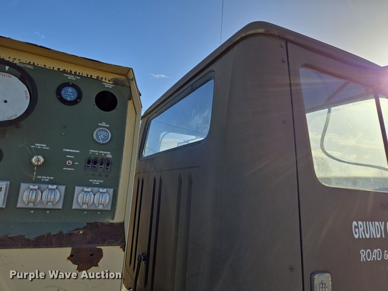 image for item EM7024 1981 International  1854 utility / service truck