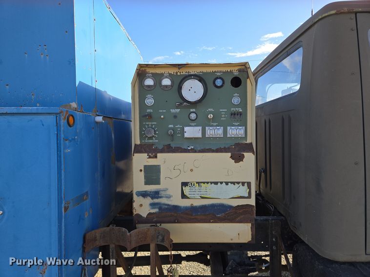 image for item EM7024 1981 International  1854 utility / service truck