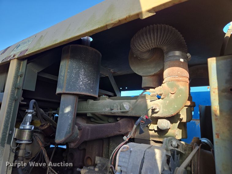 image for item EM7024 1981 International  1854 utility / service truck