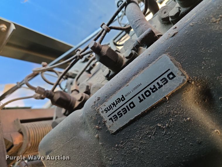 image for item EM7024 1981 International  1854 utility / service truck