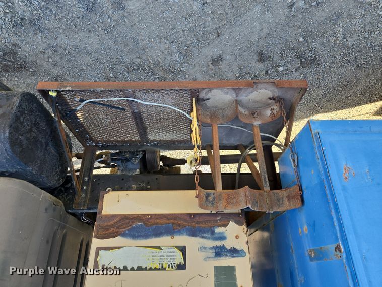 image for item EM7024 1981 International  1854 utility / service truck