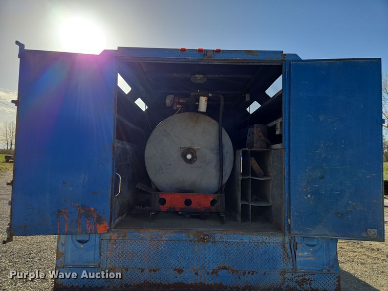 image for item EM7024 1981 International  1854 utility / service truck