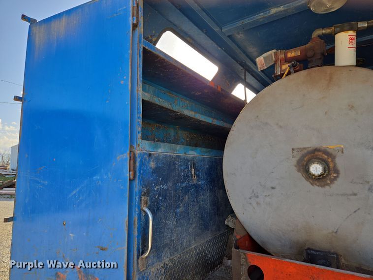 image for item EM7024 1981 International  1854 utility / service truck