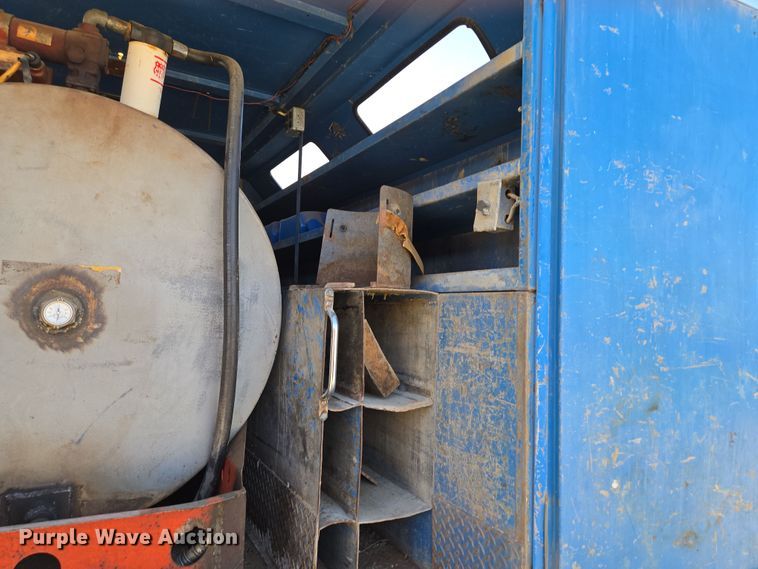 image for item EM7024 1981 International  1854 utility / service truck