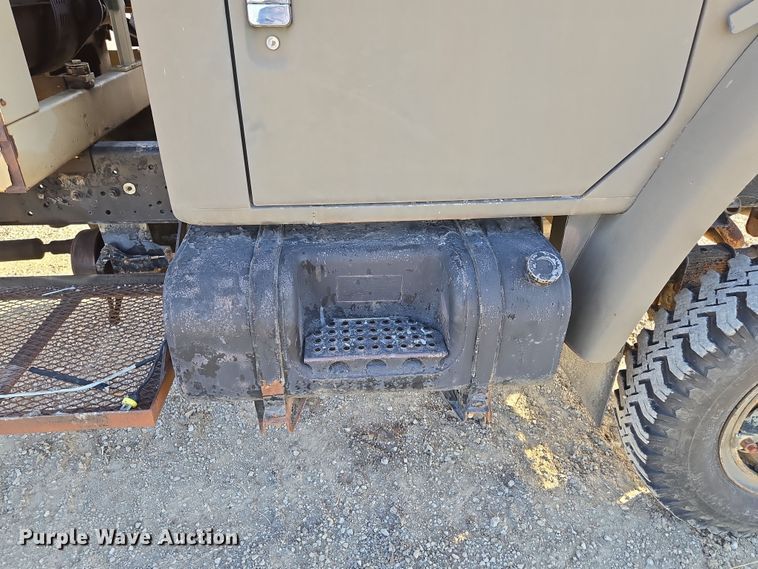 image for item EM7024 1981 International  1854 utility / service truck