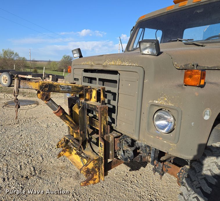 image for item EM7024 1981 International  1854 utility / service truck