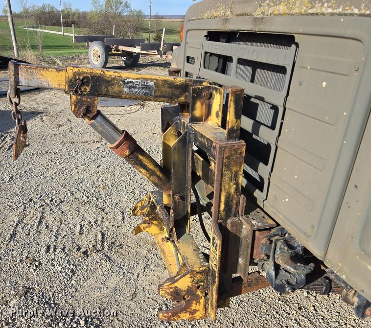 image for item EM7024 1981 International  1854 utility / service truck