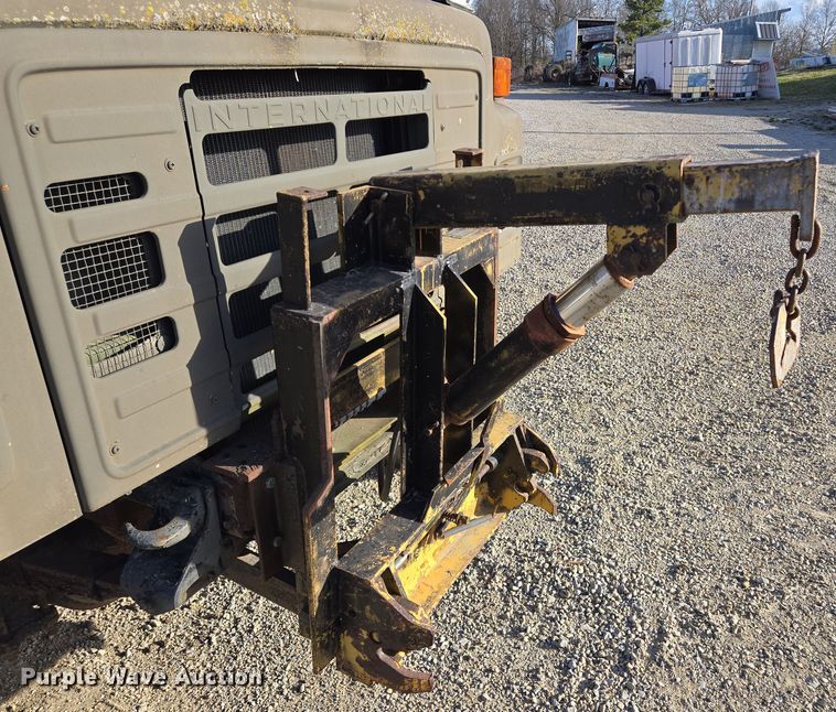 image for item EM7024 1981 International  1854 utility / service truck