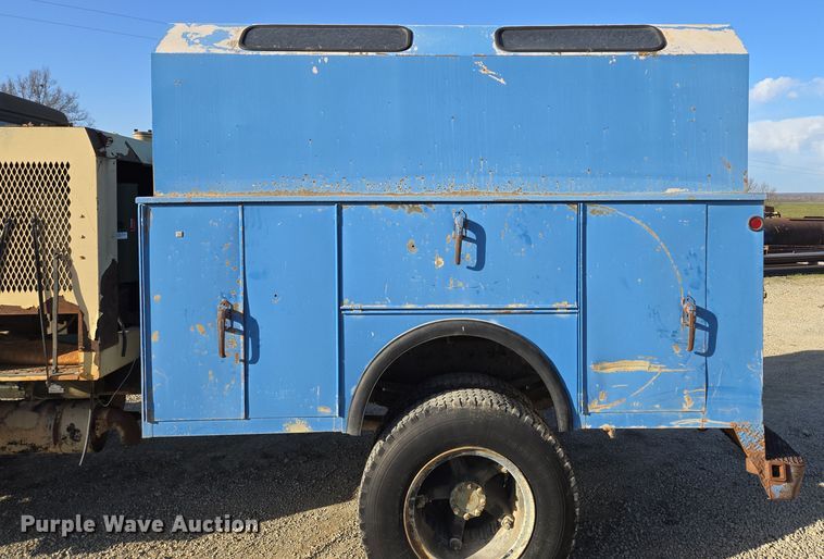 image for item EM7024 1981 International  1854 utility / service truck