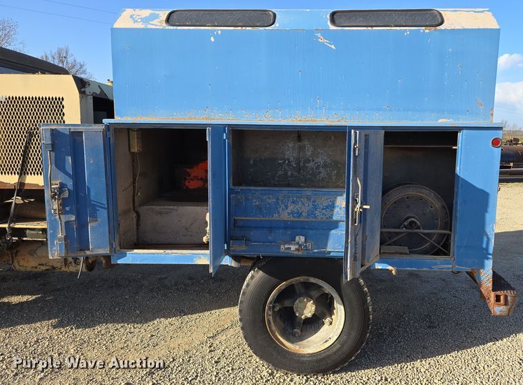 image for item EM7024 1981 International  1854 utility / service truck