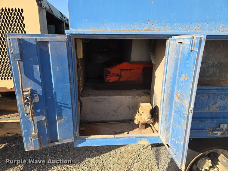 image for item EM7024 1981 International  1854 utility / service truck