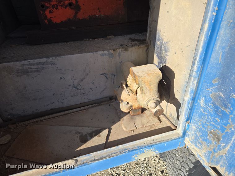 image for item EM7024 1981 International  1854 utility / service truck