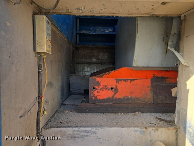 image for item EM7024 1981 International  1854 utility / service truck