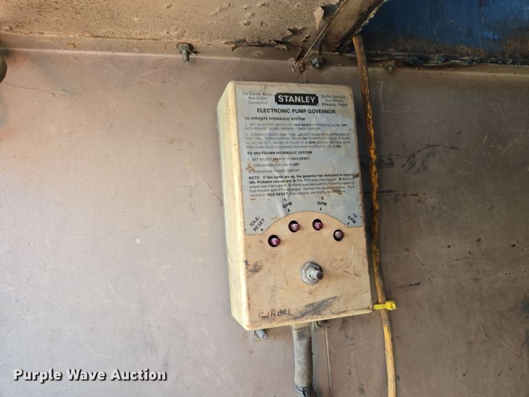 image for item EM7024 1981 International  1854 utility / service truck