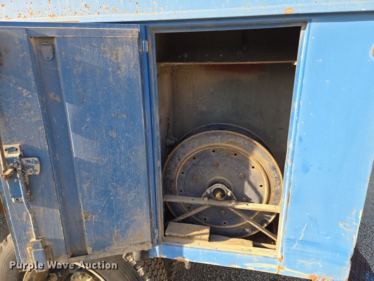 image for item EM7024 1981 International  1854 utility / service truck