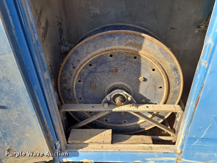 image for item EM7024 1981 International  1854 utility / service truck