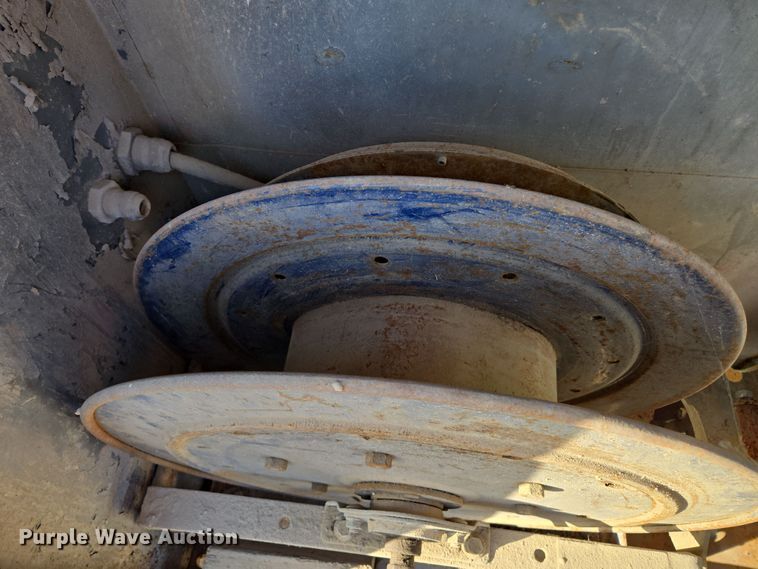 image for item EM7024 1981 International  1854 utility / service truck