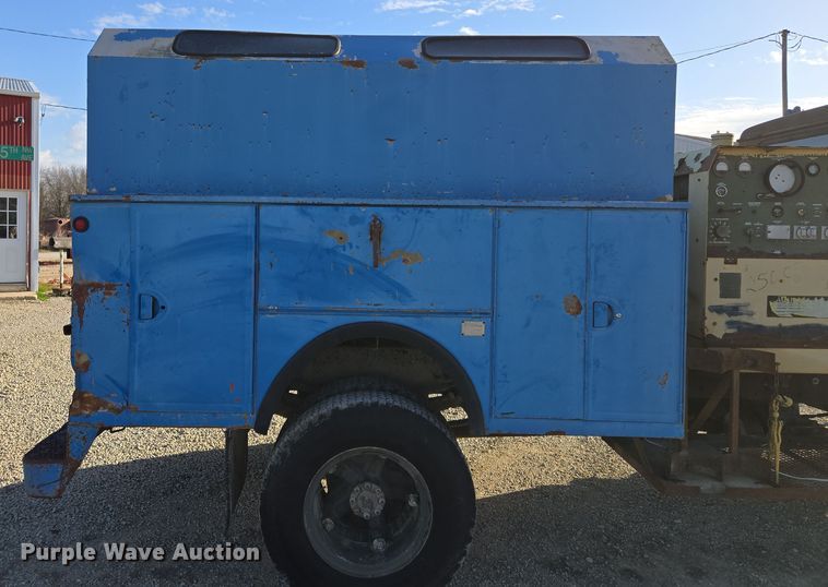 image for item EM7024 1981 International  1854 utility / service truck