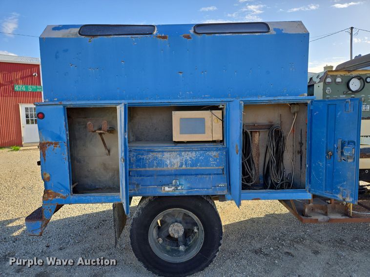 image for item EM7024 1981 International  1854 utility / service truck