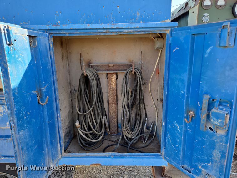 image for item EM7024 1981 International  1854 utility / service truck