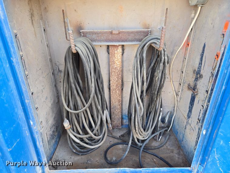 image for item EM7024 1981 International  1854 utility / service truck