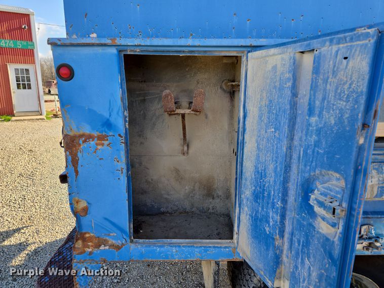 image for item EM7024 1981 International  1854 utility / service truck