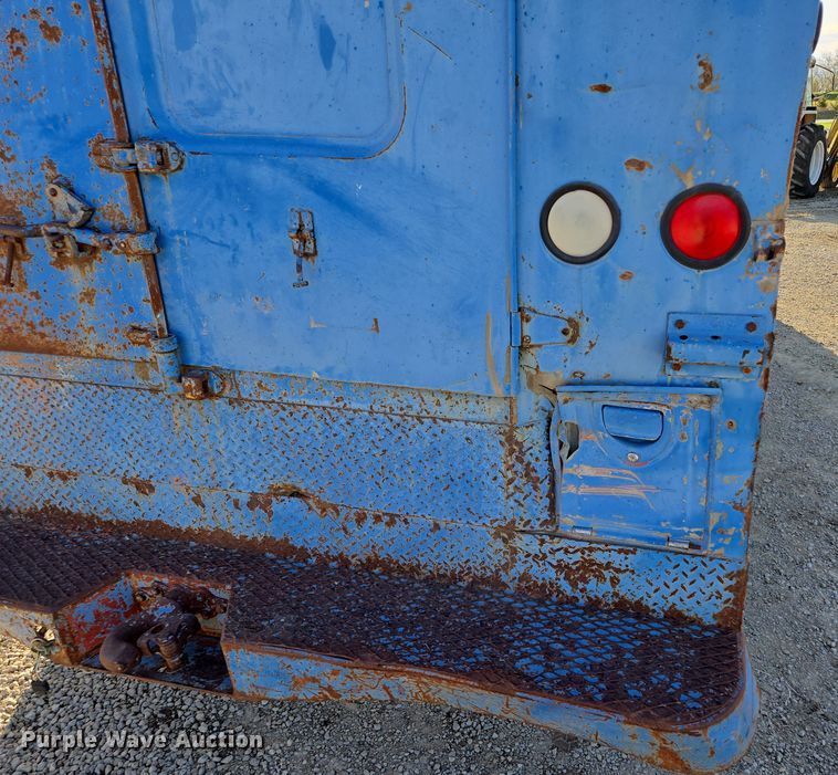 image for item EM7024 1981 International  1854 utility / service truck