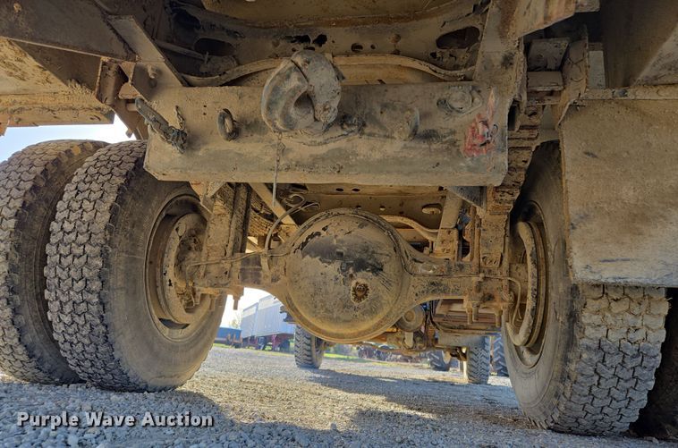 image for item EM7024 1981 International  1854 utility / service truck