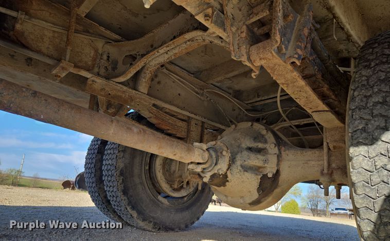 image for item EM7024 1981 International  1854 utility / service truck