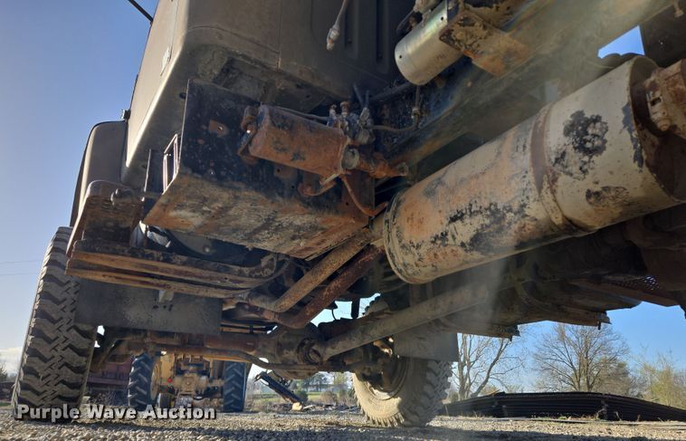 image for item EM7024 1981 International  1854 utility / service truck