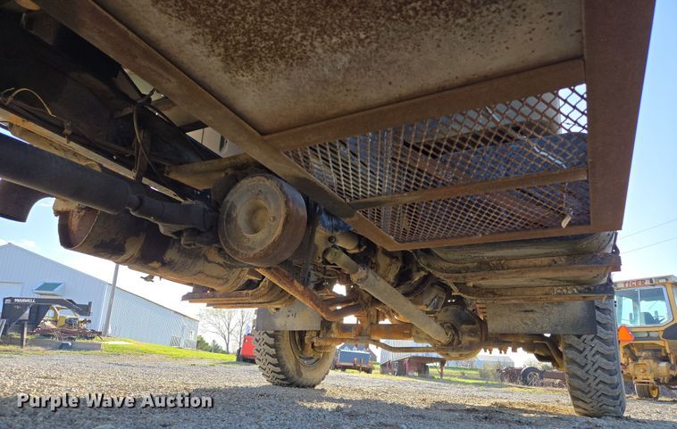 image for item EM7024 1981 International  1854 utility / service truck