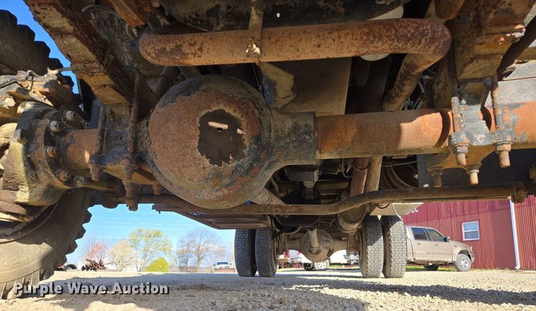 image for item EM7024 1981 International  1854 utility / service truck