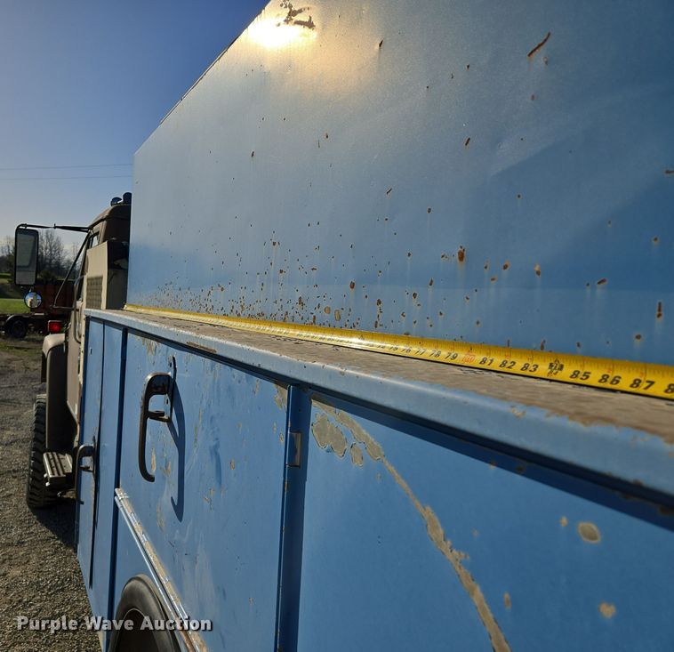 image for item EM7024 1981 International  1854 utility / service truck