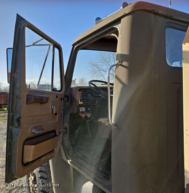 image for item EM7024 1981 International  1854 utility / service truck