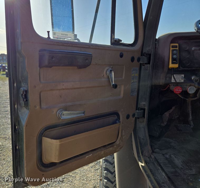 image for item EM7024 1981 International  1854 utility / service truck