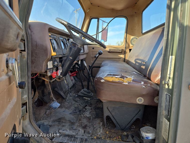 image for item EM7024 1981 International  1854 utility / service truck