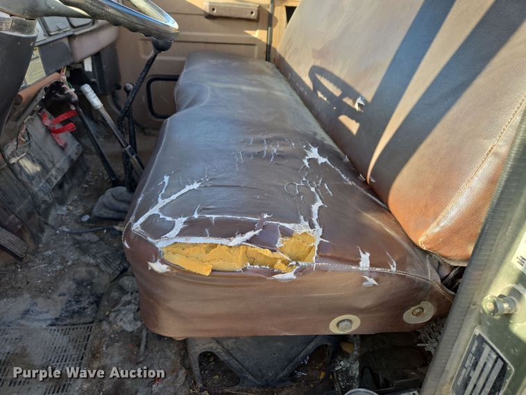 image for item EM7024 1981 International  1854 utility / service truck