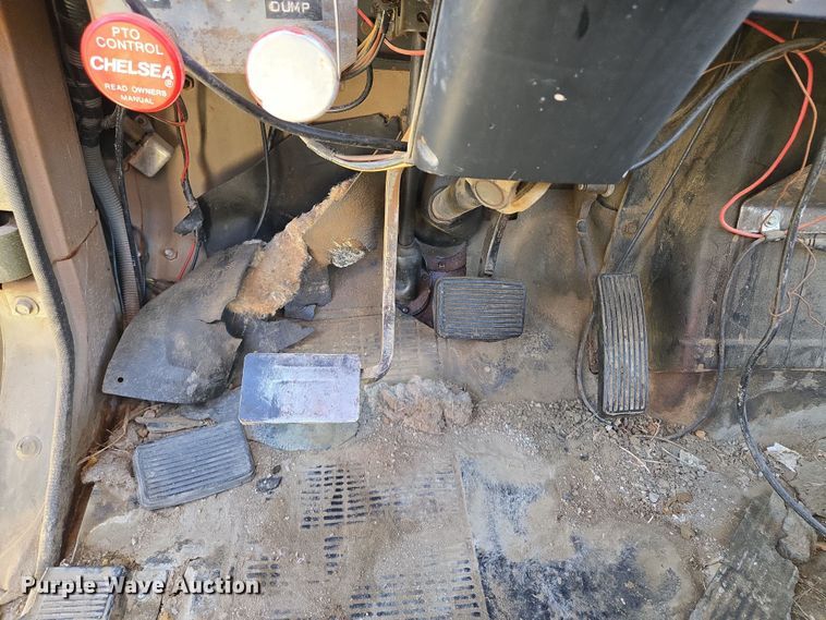 image for item EM7024 1981 International  1854 utility / service truck